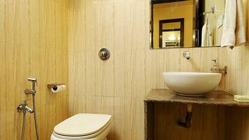 Deluxe-huone, 1 suuri parisänky | Kylpyhuone | Suihku, sadesuihkupää, ilmaiset hygieniatuotteet, pyyhkeet