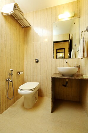 Deluxe Ac Room | Bathroom | Shower, rainfall showerhead, free toiletries, towels - Calangute Grande (Calangute)