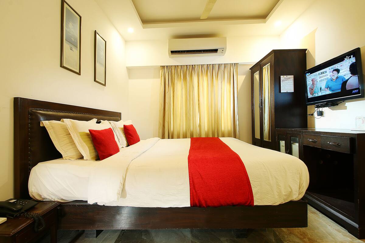 Minibar, in-room safe, rollaway beds (surcharge), WiFi (free)