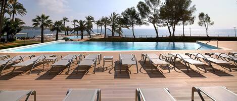 Een binnenzwembad, 2 buitenzwembaden en parasols bij het zwembad