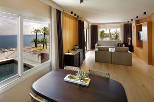 32-英寸液晶电视 （配备卫星频道）、电视