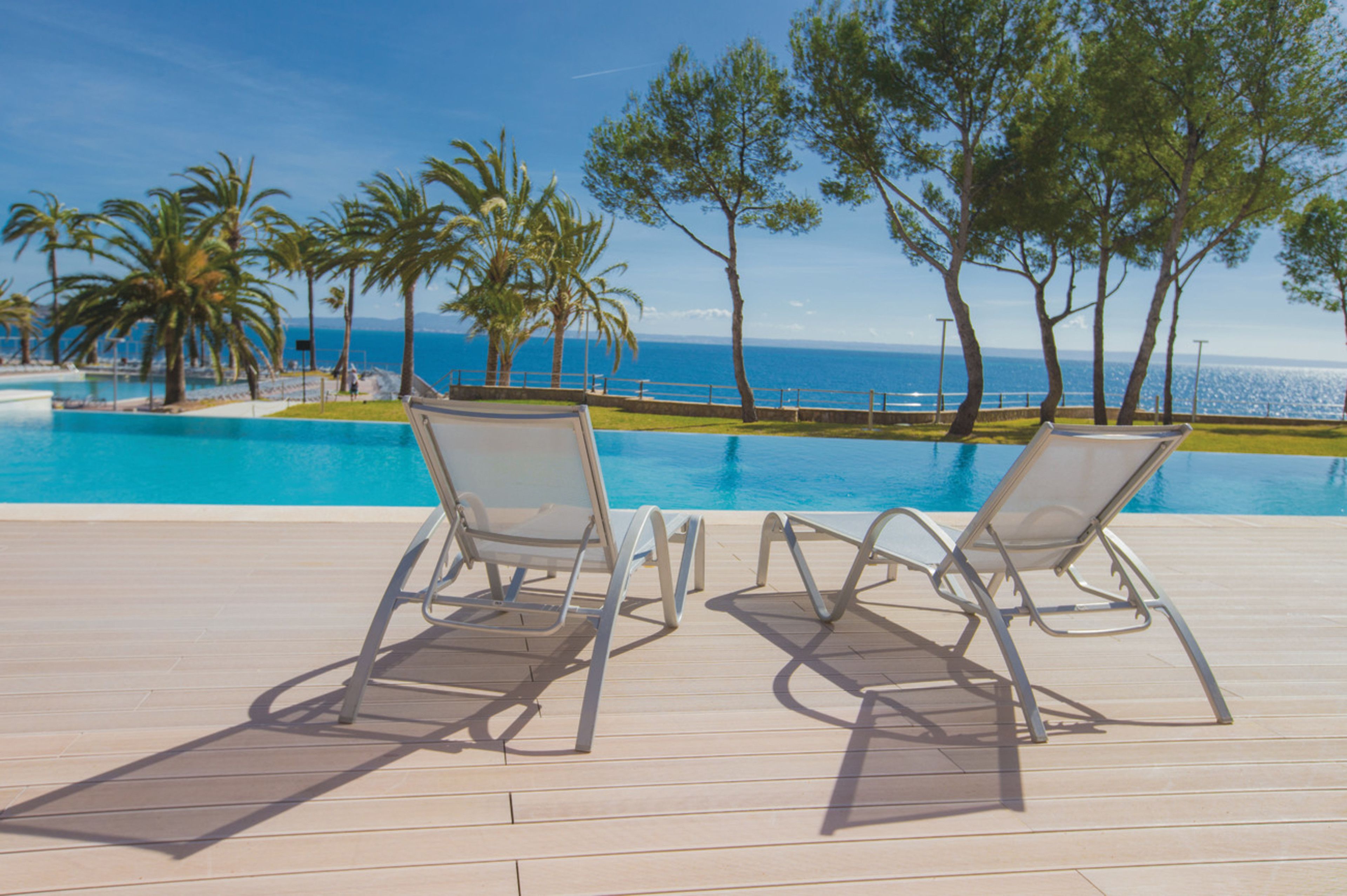 室内游泳池，2 室外游泳池，池畔遮阳伞，日光浴躺椅