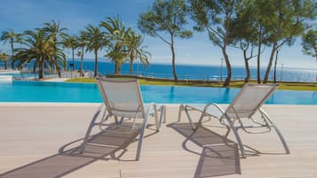 Alberca techada, 2 albercas al aire libre y sombrillas en la alberca