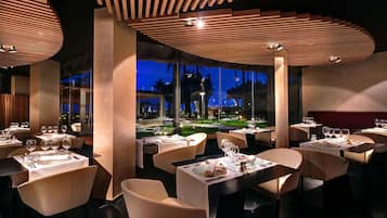 2 restaurants, dinner served