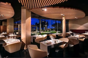 2 restaurants, dinner served