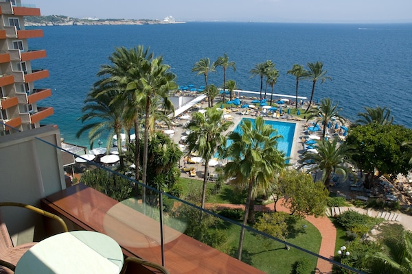 Indoor pool, 2 outdoor pools, pool umbrellas, pool loungers
