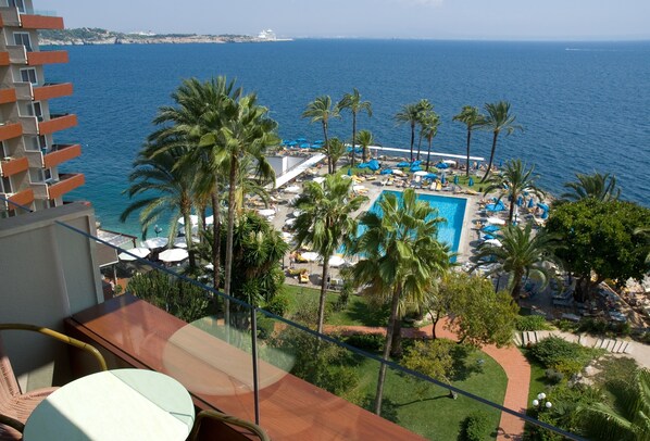 Indoor pool, 2 outdoor pools, pool umbrellas, pool loungers