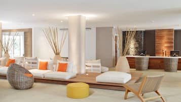 Coin salon dans le hall
