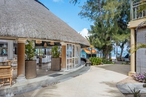 3 restaurants, serveren ontbijt, lunch, diner, internationale gerechten