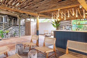 2 bars/lounges, beach bar