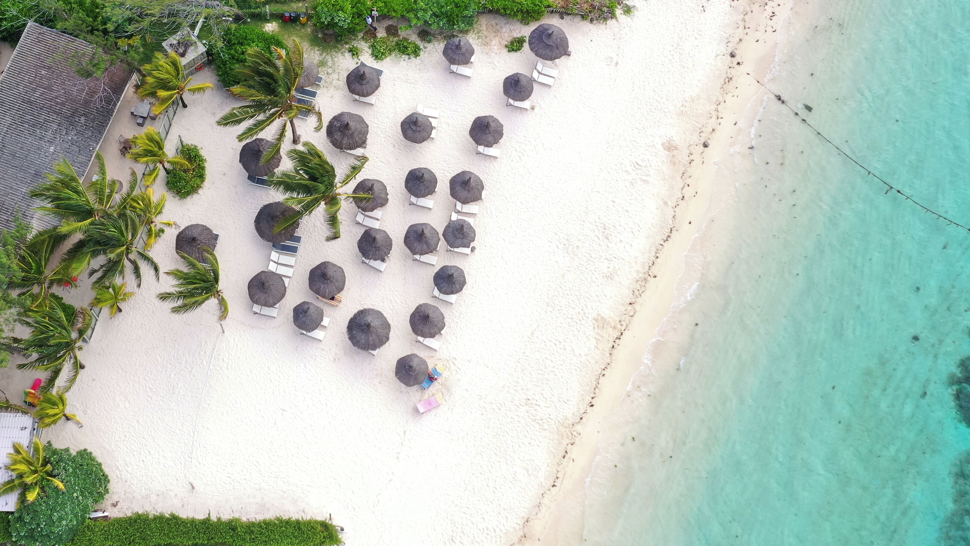 Plage, sable blanc, chaises longues, parasols