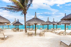 Plage, sable blanc, chaises longues, parasols