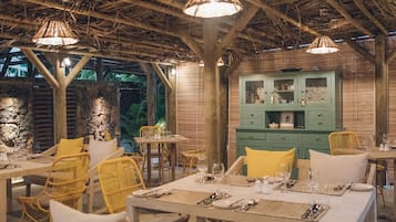 3 개의 레스토랑, 아침 식사, 점심 식사, 저녁 식사 제공(세계 요리)