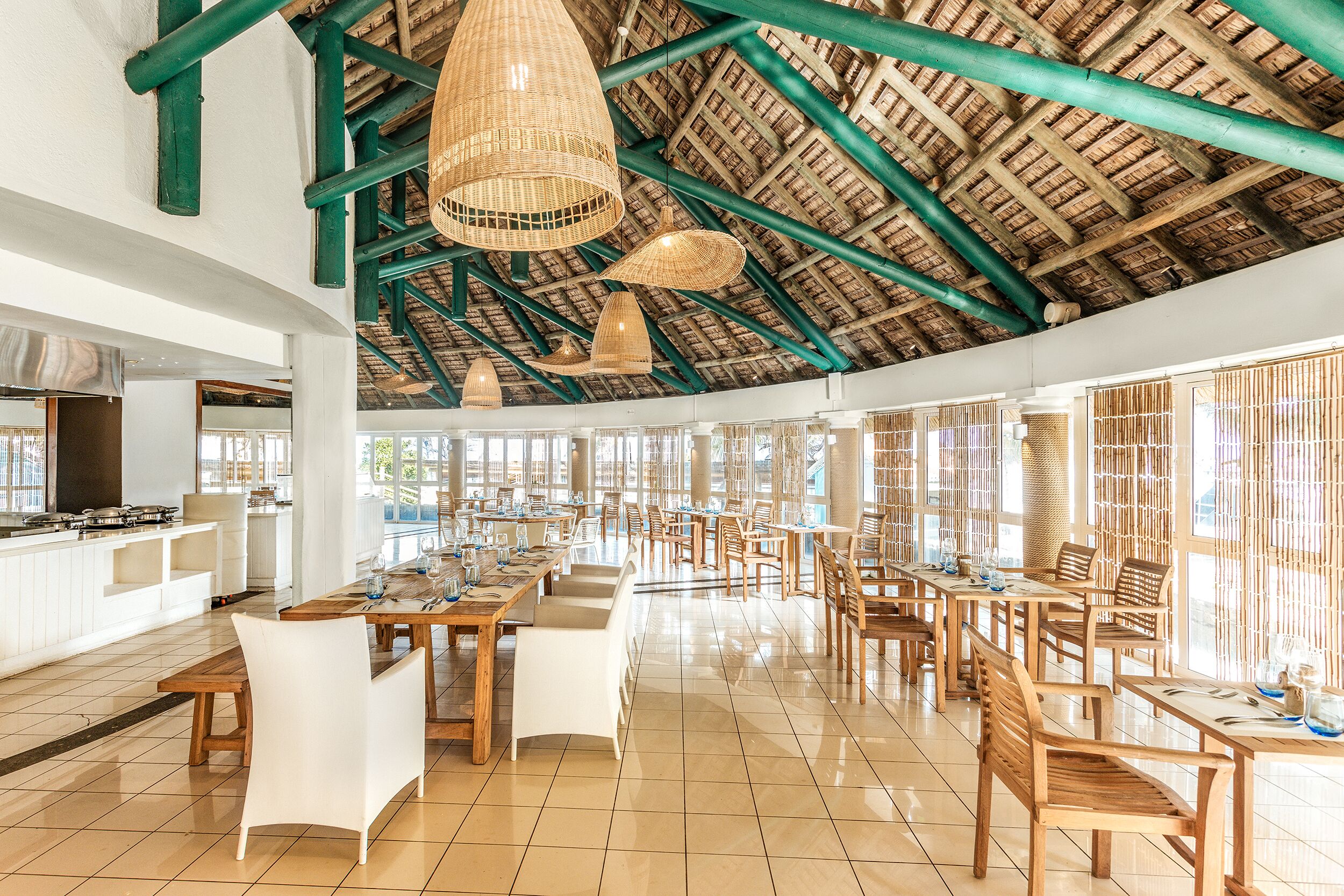 3 restaurants, breakfast, lunch, dinner served; international cuisine