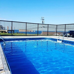 Seasonal outdoor pool - Hotel Motel Panorama de Perce (Perce)