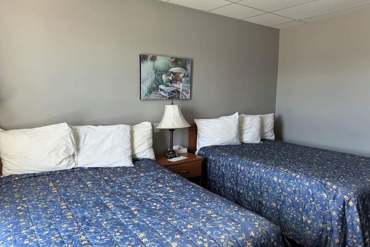 standard room, 2 double beds | desk, free wifi, bed sheets