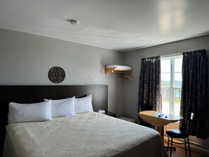 Rom – standard, 1 queensize-seng | Skrivebord, wi-fi (inkludert) og sengetøy