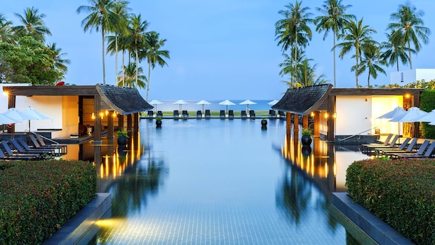 Kolam renang outdoor, dengan payung kolam renang dan kursi berjemur