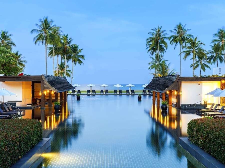 Piscine extérieure, parasols de plage, chaises longues