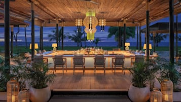 4 bares o lounges, 2 bares en la alberca, 2 bares junto a la alberca