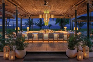 4 bars/lounges, 2 swim-up bars, 2 poolside bars, beach bar - JW Marriott Khao Lak Resort and Spa (Takua Pa)