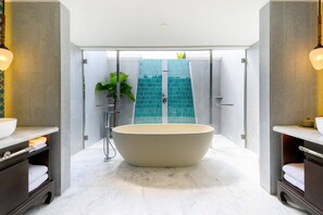 Habitación ejecutiva, 1 habitación, balcón | Baño | Bañera y ducha independientes y bañera profunda