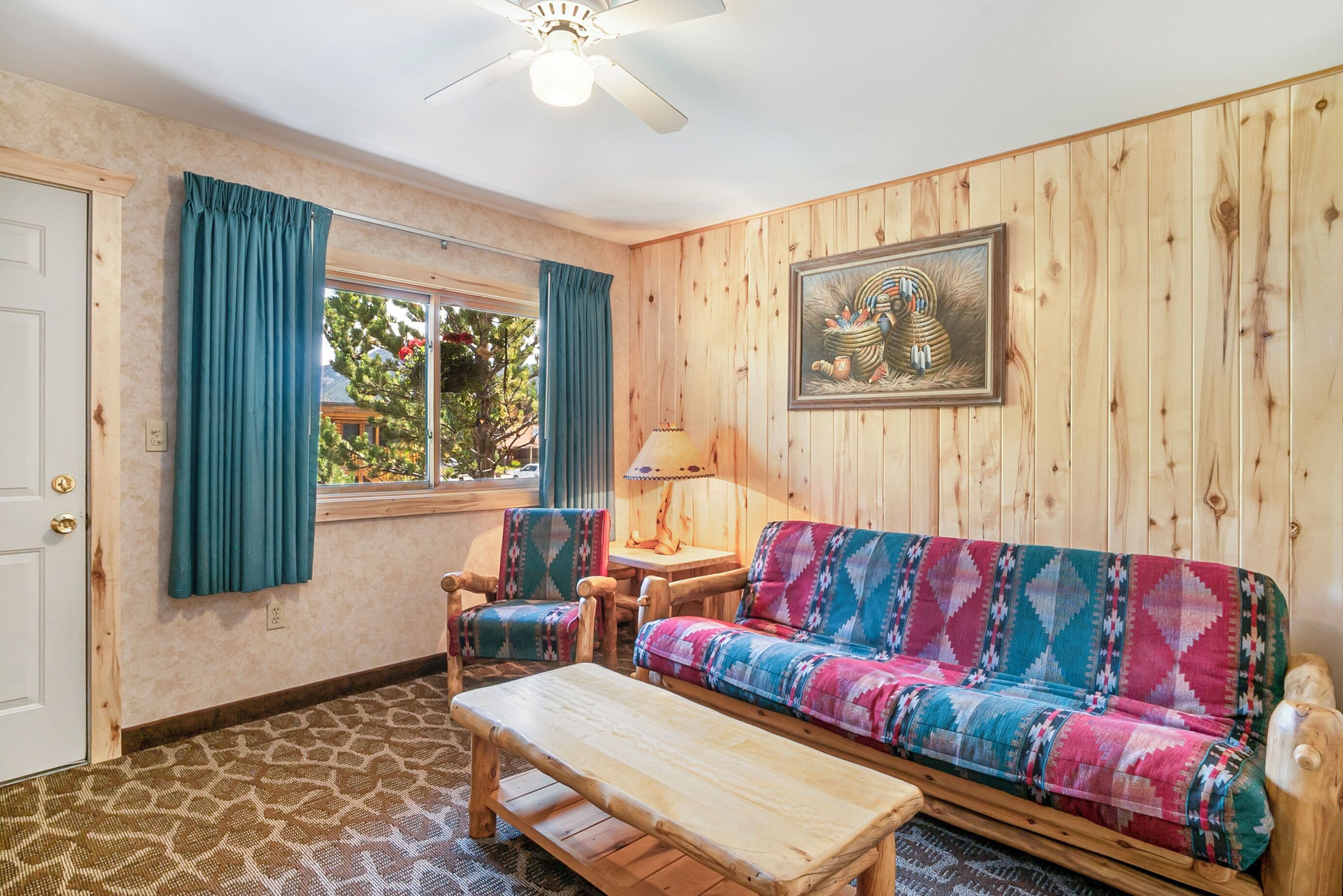 Suite, peis | Oppholdsområde | En 42-tommers LED-TV med kabel-kanaler