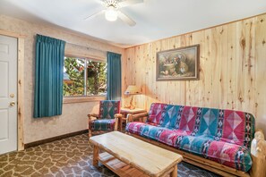 Living area - Spirit Lake Lodge (Grand Lake)