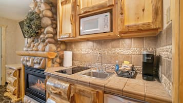 Deluxe Suite, Fireplace (Kitchenette) | Private kitchenette