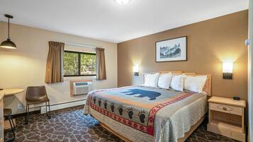 Chambre Standard, 1 trĂšs grand lit | 1 chambre, rideaux occultants, fer et planche Ă  repasser, Wi-Fi gratuit