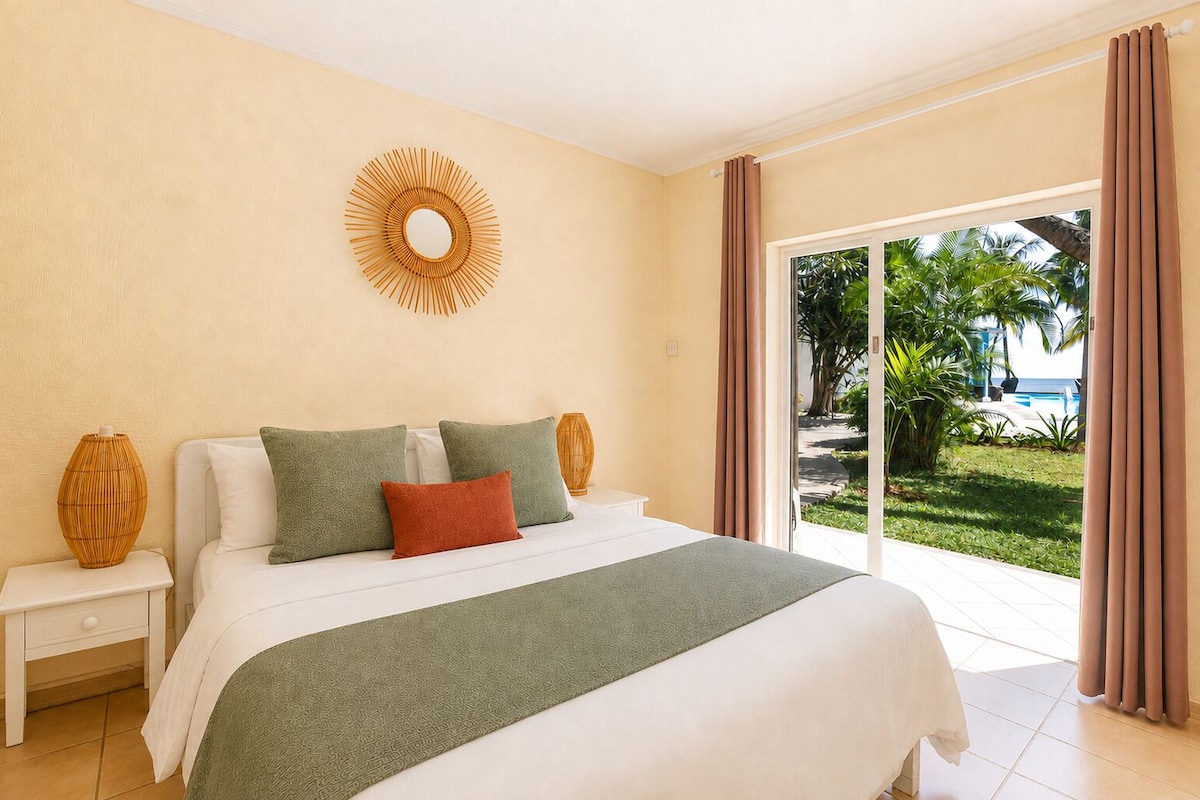 Standard Room, Sea View | Minibar, in-room safe, desk, blackout drapes