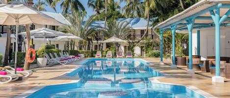 室外游泳池,池畔遮阳伞,日光浴躺椅