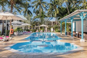 Outdoor pool, pool umbrellas, sun loungers - Cocotiers Hotel – Mauritius (Tombeau Bay)