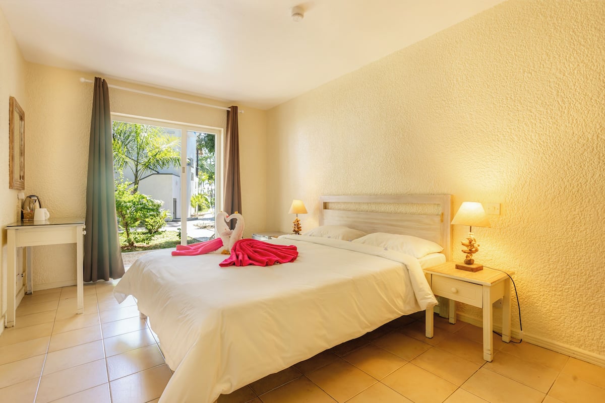 Standard Room, Garden View | Minibar, in-room safe, desk, blackout drapes