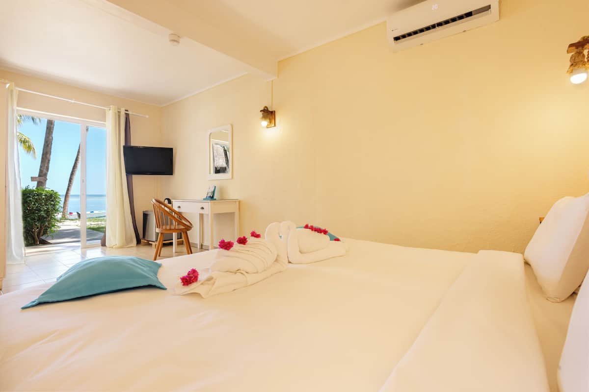 Standard Room, Sea View | Minibar, in-room safe, desk, blackout drapes