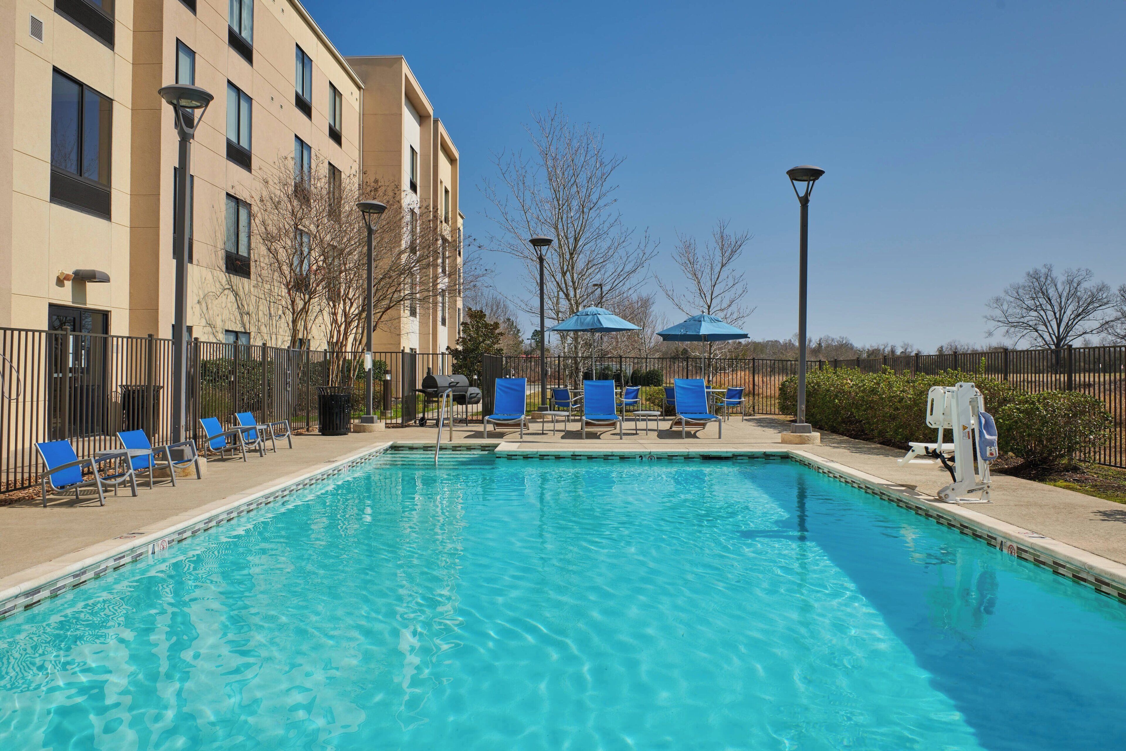 outdoor pool, open 8 am to 10 pm, pool loungers