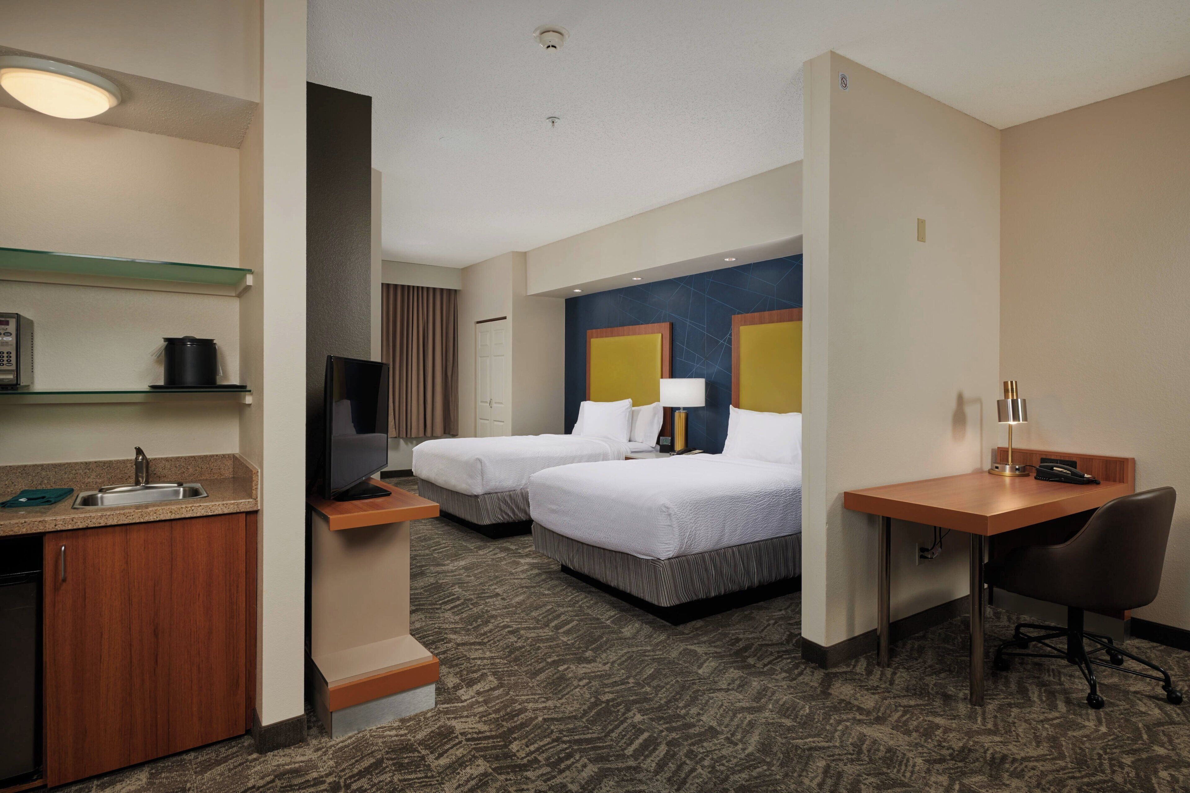 suite, 1 double bed | premium bedding, in-room safe, desk, iron/ironing board