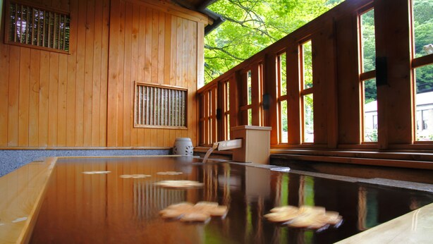 A traditional wooden building with a large wooden floor bath. - Kaidou Roman Onyado Tsutaya (Kiso)