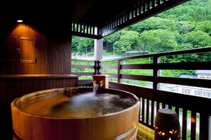 デラックス ルーム | バスルーム | バスアメニティ (無料)、ヘアドライヤー、スリッパ、洗浄機付トイレ