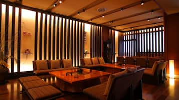 Lobby lounge