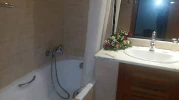 Bañera con ducha, artículos de tocador gratuitos, secador de pelo