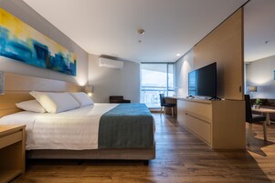 Ropa de cama de alta calidad, cubrecamas y minibar 