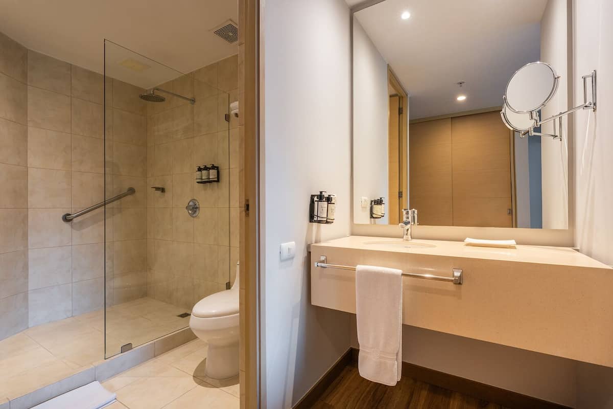 Een douche, een regendouche, gratis toiletartikelen, handdoeken