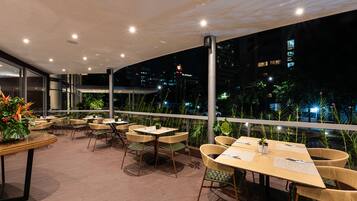 Daily cooked-to-order breakfast for a fee