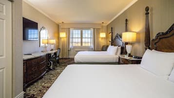 Chambre Deluxe, 2 grands lits, baignoire, vue sur le jardin | Bureau, espace de travail pour ordinateurs portables