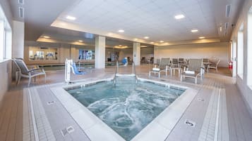 Ein großer, überdachter Pool mit mehreren Sitzbereichen und einem Empfangsschalter im Hintergrund.