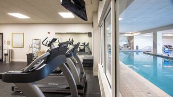 Una palestra con tapis roulant e zona piscina.