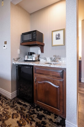 Deluxe Room, 2 Queen Beds, Bathtub, Garden View | Private kitchenette