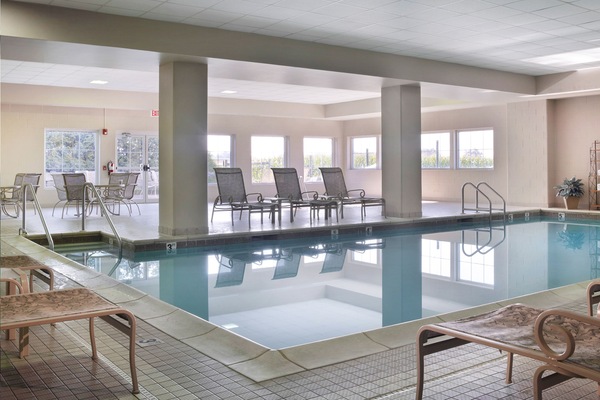 Innenpool, geöffnet von 06:00 Uhr bis 23:00 Uhr, Liegestühle