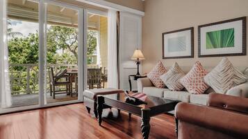 King Studio | Seprai premium, minibar, brankas, dan didekorasi berbeda-beda